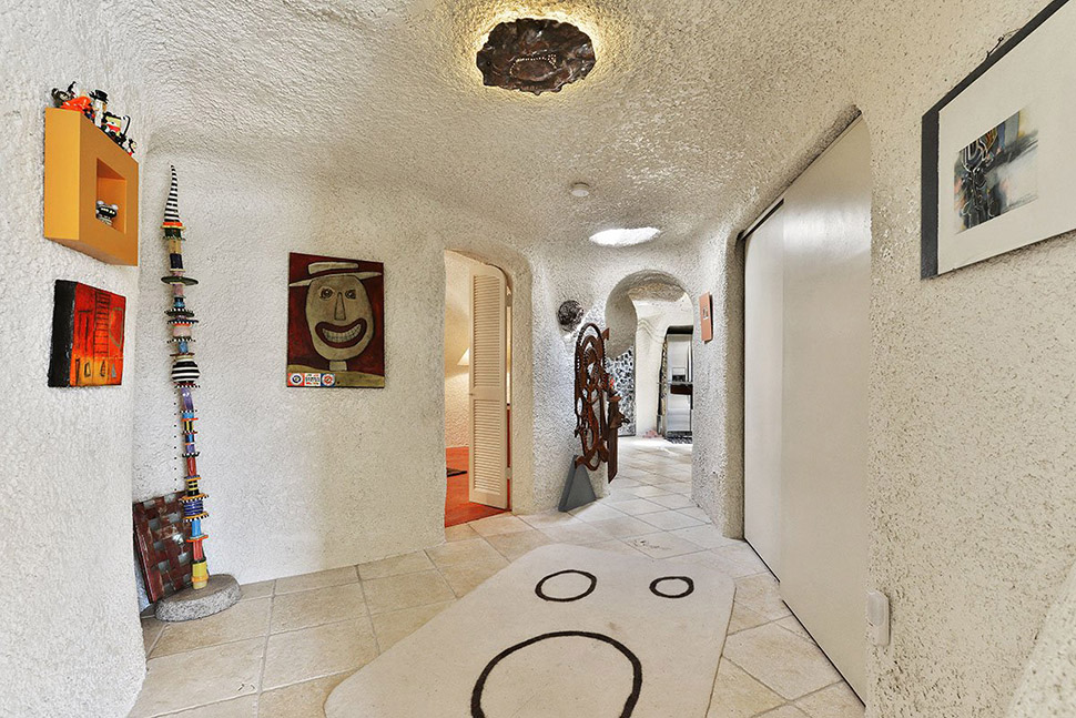 Фотография: Странный дом Флинстоунов в Калифорнии, который никто не хочет покупать №9 - BigPicture.ru