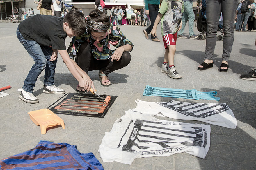 Фотография: Берлинские художники делают принты на футболках с помощью канализационных люков №8 - BigPicture.ru