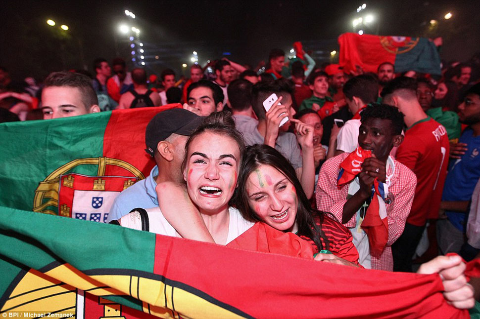Фотография: Как Португалия отмечала победу национальной сборной на Евро-2016 №8 - BigPicture.ru