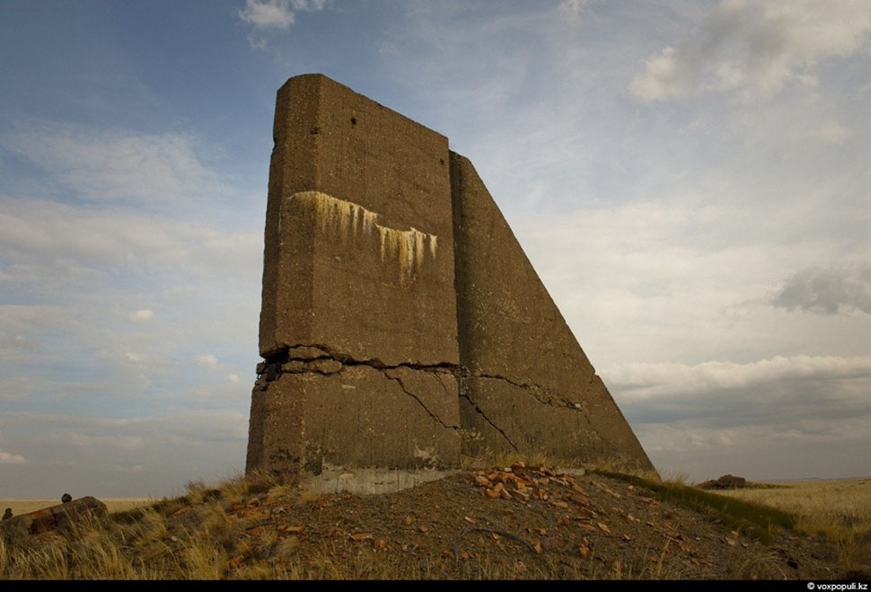 Фотография: Радиоактивное наследие СССР в развалинах Семипалатинского ядерного полигона №6 - BigPicture.ru