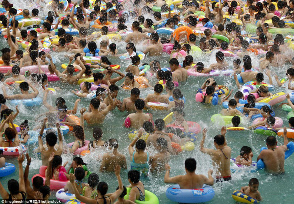 Фотография: Как сельди в бочке: 10 тысяч китайцев спасаются от жары в самом большом бассейне №9 - BigPicture.ru