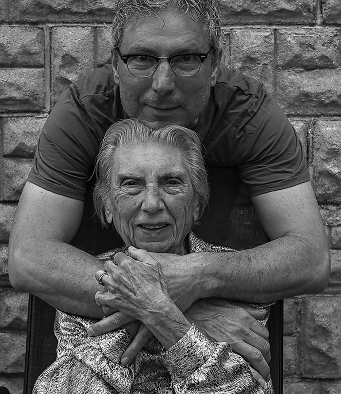 Фотография: Сын фотографирует страдающую старческим слабоумием мать, чтобы помочь ей №4 - BigPicture.ru