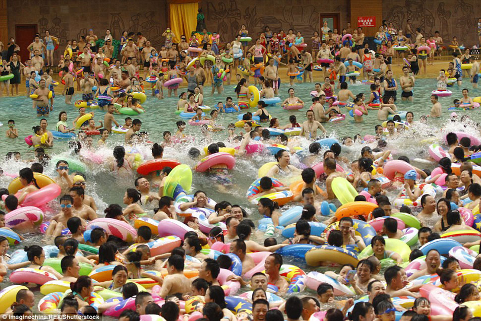 Фотография: Как сельди в бочке: 10 тысяч китайцев спасаются от жары в самом большом бассейне №10 - BigPicture.ru