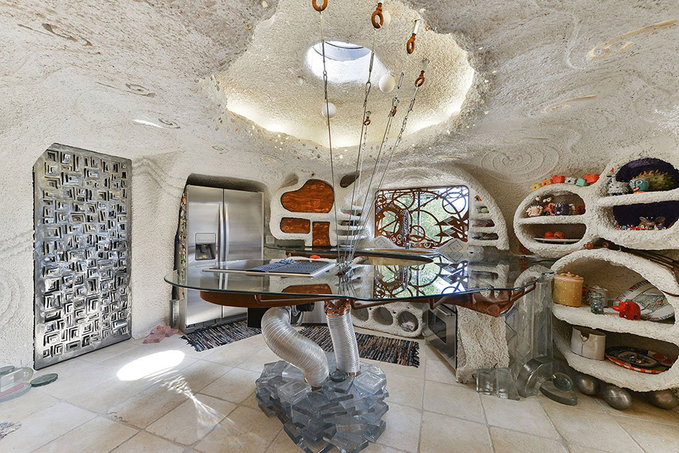Фотография: Странный дом Флинстоунов в Калифорнии, который никто не хочет покупать №10 - BigPicture.ru