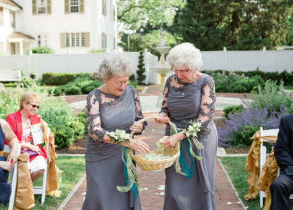 Цветочные девчонки: бабушки невесты и жениха отлично сработались во время свадьбы