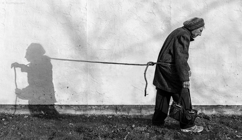 Фотография: Сын фотографирует страдающую старческим слабоумием мать, чтобы помочь ей №1 - BigPicture.ru