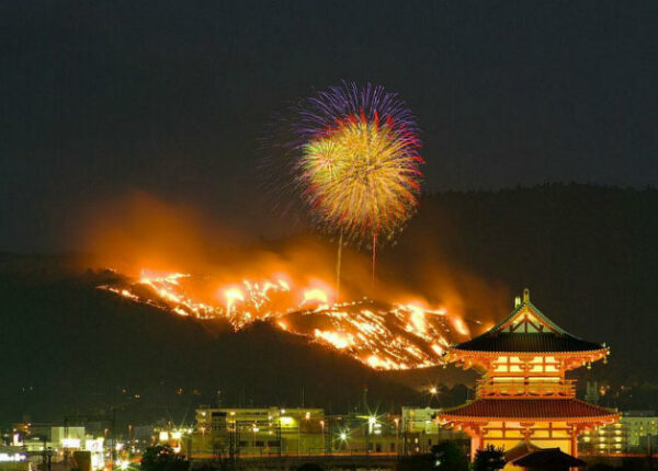 Ох уж эти восточные странности: зачем японцы каждый год поджигают гору