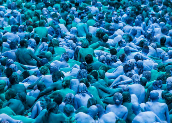 Синий голый океан: тысячи британцев разделись, покрасили тела в синий цвет и пошли гулять