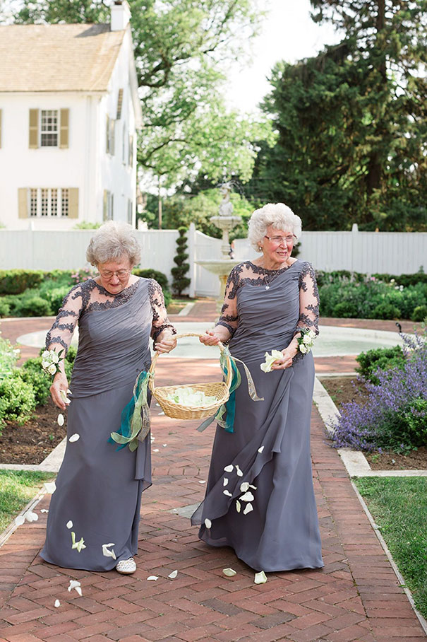 Фотография: Цветочные девчонки: бабушки невесты и жениха отлично сработались во время свадьбы №2 - BigPicture.ru