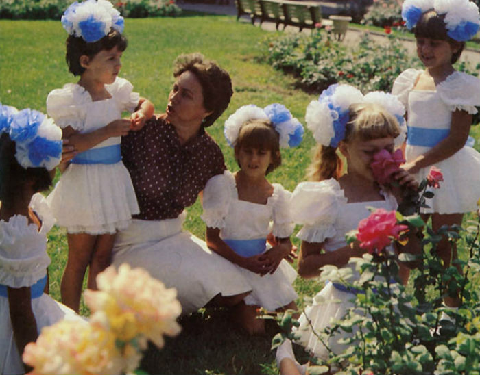 Qizil lateksdagi sargish Pornoda etuk BBWs