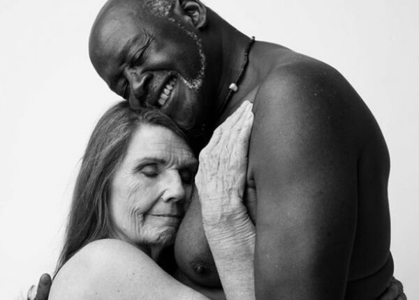 Пожилая пара снялась обнаженной, доказав, что и в 70 лет любовь прекрасна