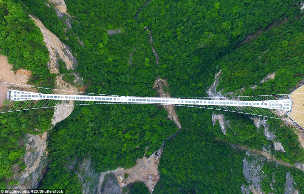 Фотография: В Китае открыли новый стеклянный мост над бездной, который не каждый отважится перейти №11 - BigPicture.ru
