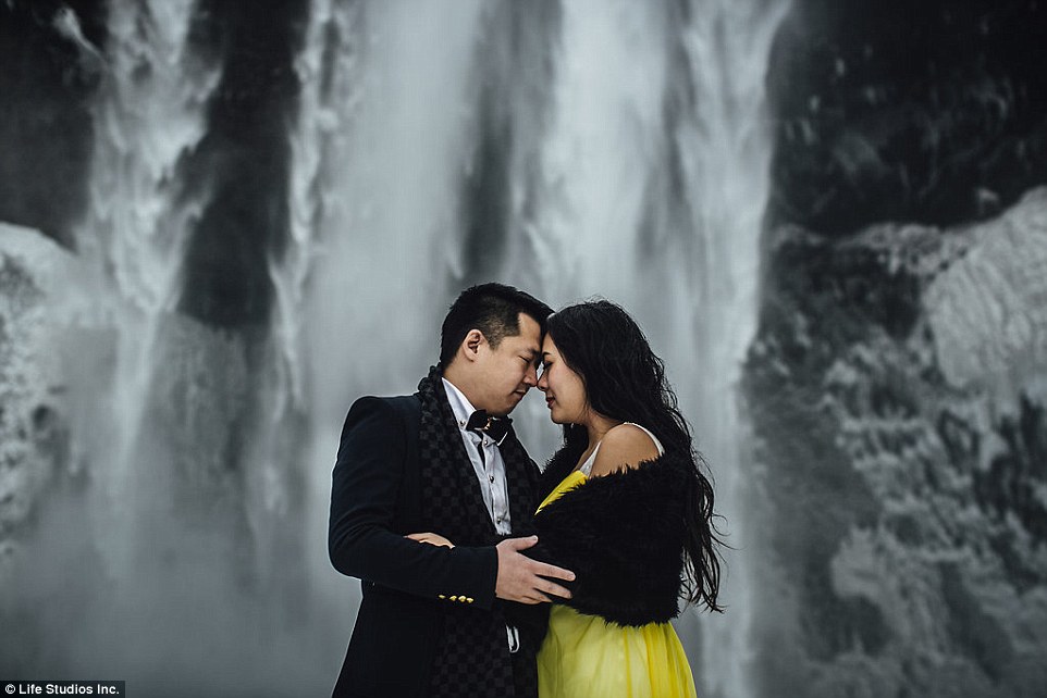 Фотография: Пожалуй, самая красивая фотосессия помолвки, отснятая на ледниках Исландии №11 - BigPicture.ru