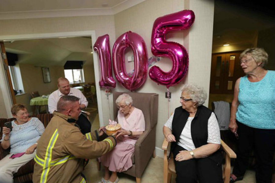 Фотография: 105-летняя бабуля попросила на день рождения пожарного в татуировках №1 - BigPicture.ru