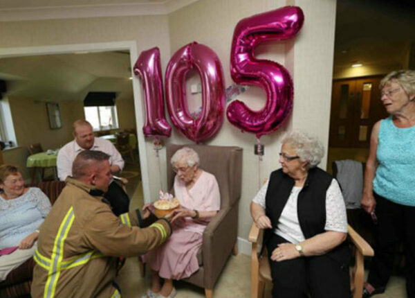 105-летняя бабуля попросила на день рождения пожарного в татуировках