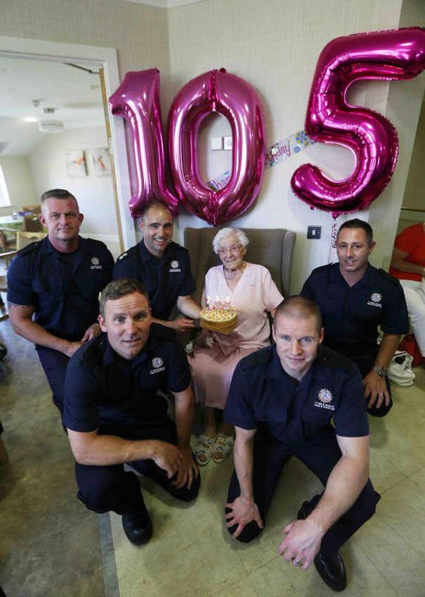 Фотография: 105-летняя бабуля попросила на день рождения пожарного в татуировках №5 - BigPicture.ru