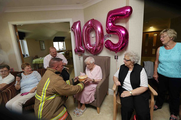 Фотография: 105-летняя бабуля попросила на день рождения пожарного в татуировках №6 - BigPicture.ru