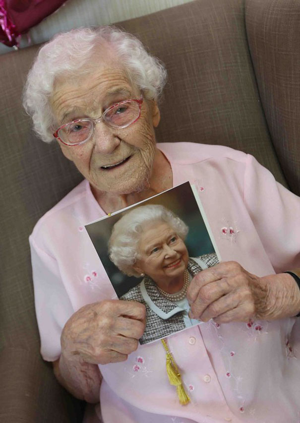 Фотография: 105-летняя бабуля попросила на день рождения пожарного в татуировках №4 - BigPicture.ru