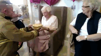 Фотография: 105-летняя бабуля попросила на день рождения пожарного в татуировках №3 - BigPicture.ru