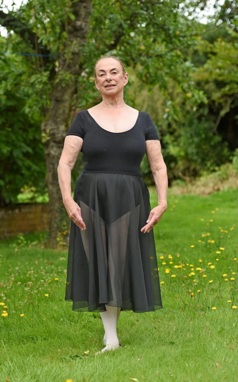 Фотография: Лебединая пенсия: бабушка из Великобритании в 71 год стала балериной №3 - BigPicture.ru