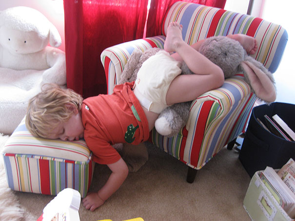 Фотография: 30 доказательств того, что дети могут спать где угодно, как угодно и когда угодно №12 - BigPicture.ru