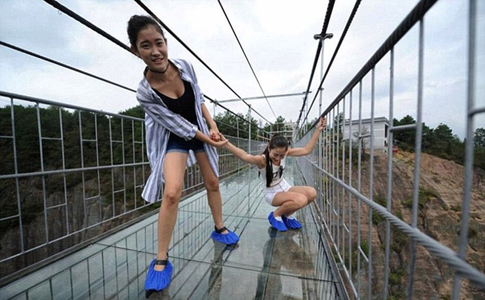 Фотография: В Китае открыли новый стеклянный мост над бездной, который не каждый отважится перейти №12 - BigPicture.ru