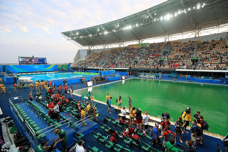 Фотография: Бассейн на Олимпиаде в Рио вдруг позеленел, и никто не признается №11 - BigPicture.ru