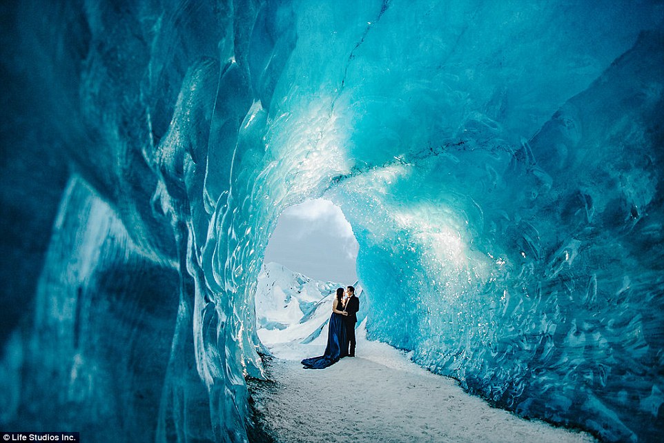 Фотография: Пожалуй, самая красивая фотосессия помолвки, отснятая на ледниках Исландии №2 - BigPicture.ru