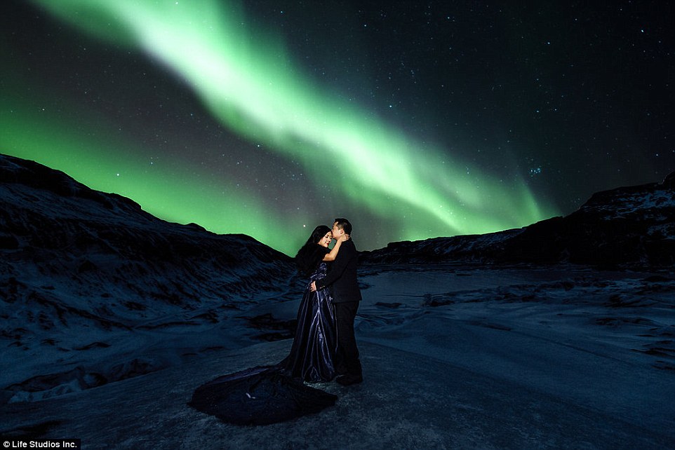 Фотография: Пожалуй, самая красивая фотосессия помолвки, отснятая на ледниках Исландии №12 - BigPicture.ru