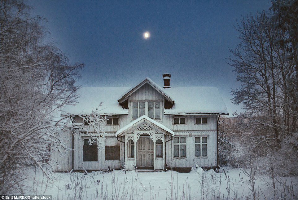 Фотография: Заброшенные дома Скандинавии, дополняющие красоту северной природы №2 - BigPicture.ru