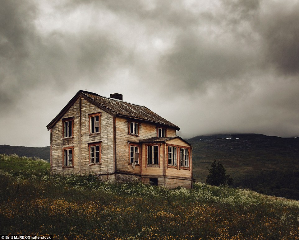 Фотография: Заброшенные дома Скандинавии, дополняющие красоту северной природы №12 - BigPicture.ru