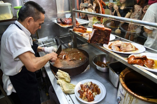 Фотография: Сингапурский торговец уличной едой получил звезду Мишлен №4 - BigPicture.ru