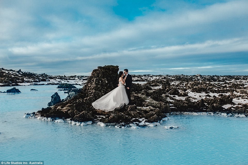 Фотография: Пожалуй, самая красивая фотосессия помолвки, отснятая на ледниках Исландии №13 - BigPicture.ru