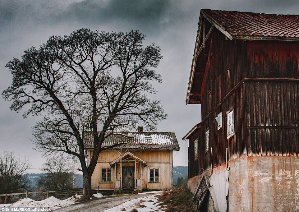 Фотография: Заброшенные дома Скандинавии, дополняющие красоту северной природы №15 - BigPicture.ru