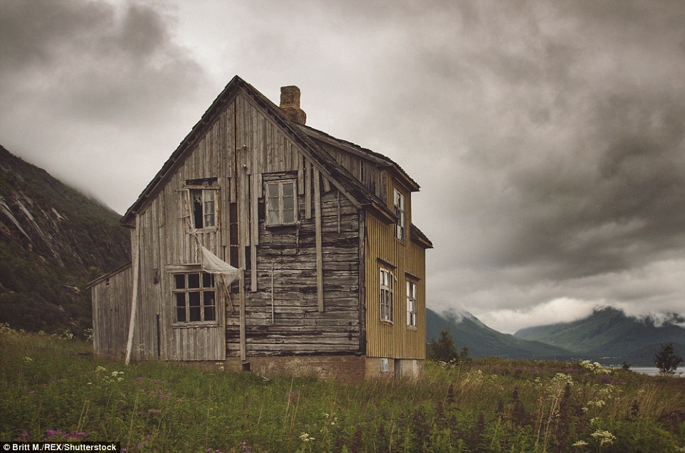 Фотография: Заброшенные дома Скандинавии, дополняющие красоту северной природы №20 - BigPicture.ru