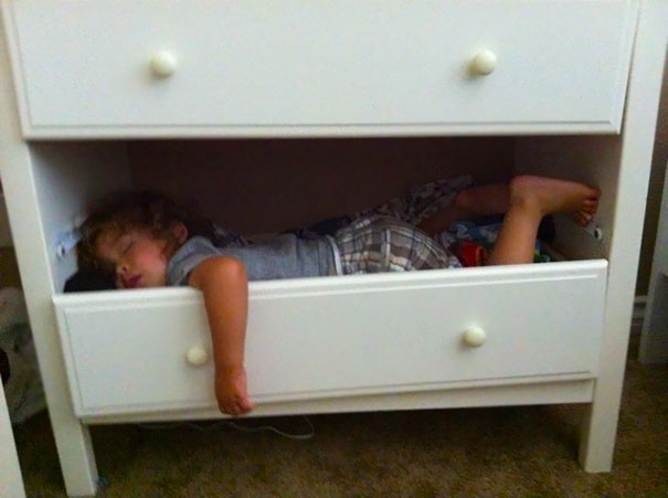 Фотография: 30 доказательств того, что дети могут спать где угодно, как угодно и когда угодно №21 - BigPicture.ru