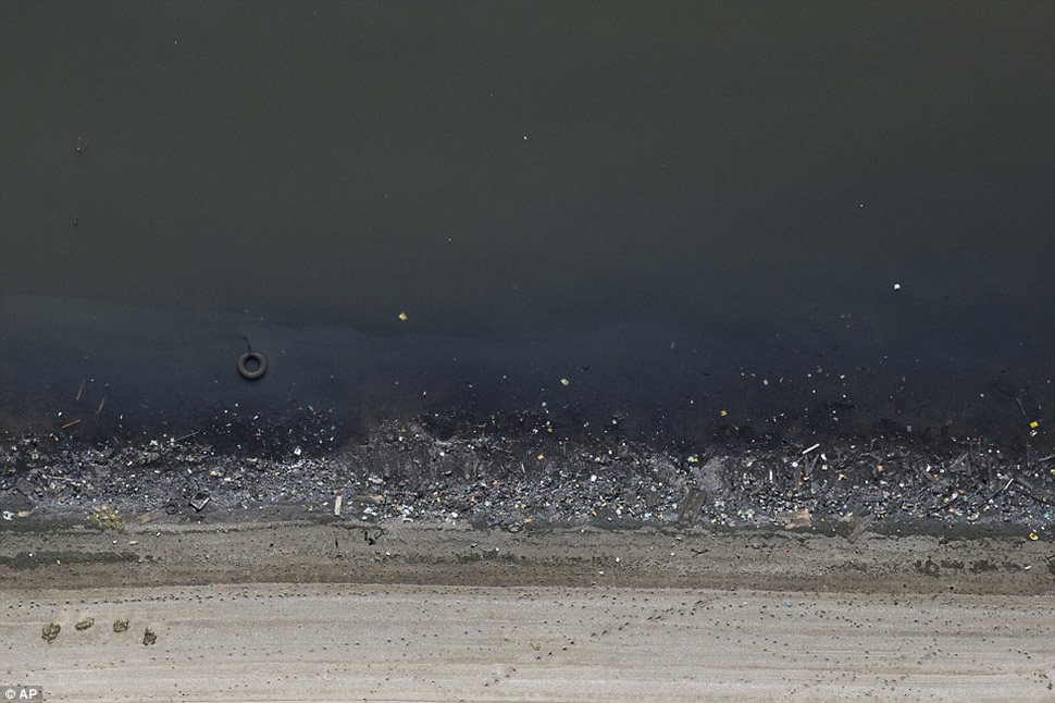 Шокирующие фото воды, в которой придется плавать спортсменам в Рио