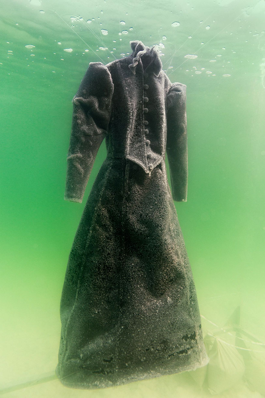 Фотография: Как черное платье превратилось в соленую скульптуру на дне моря №3 - BigPicture.ru