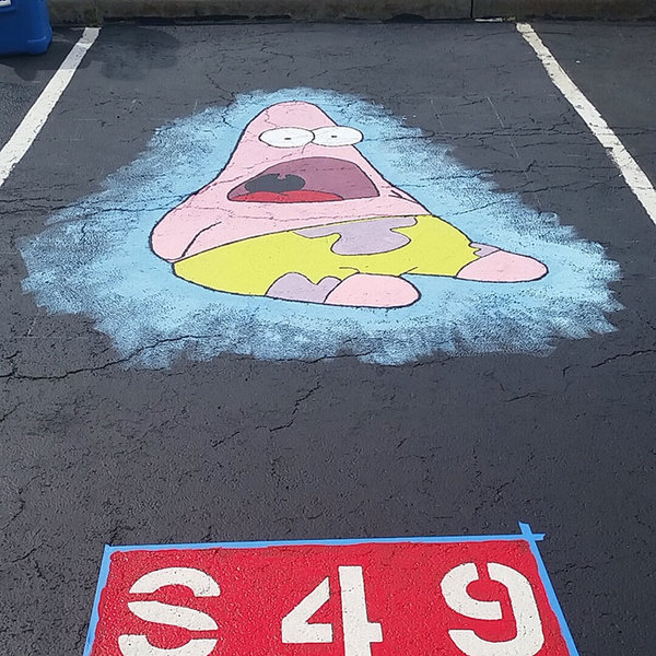 Фотография: Американским школьникам разрешили раскрасить свое парковочное место №4 - BigPicture.ru