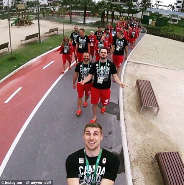 Фотография: Олимпийские сборные разных стран соревнуются за самый веселый пост из Рио в социальных сетях №25 - BigPicture.ru