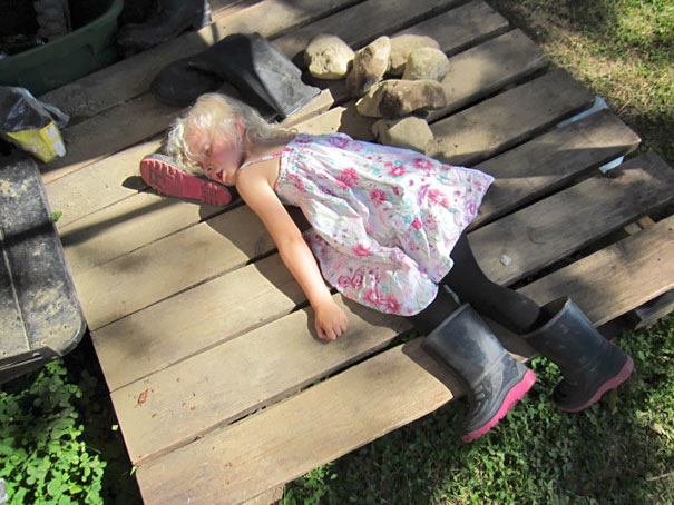 Фотография: 30 доказательств того, что дети могут спать где угодно, как угодно и когда угодно №27 - BigPicture.ru