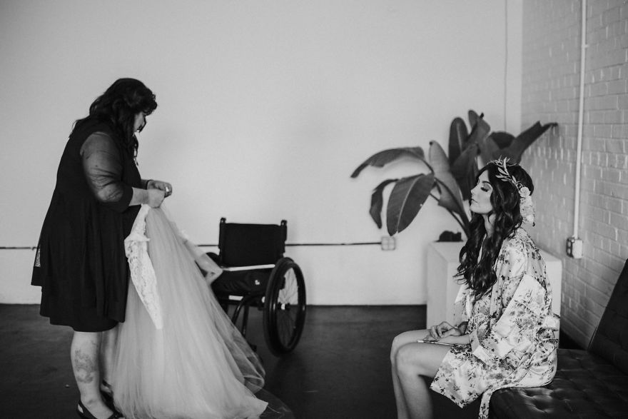 Фотография: Чудеса случаются: парализованная невеста встала и пошла к алтарю, растрогав жениха и гостей до слез №4 - BigPicture.ru