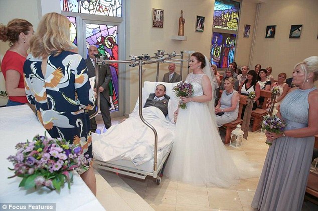 Фотография: Когда жених сломал ногу, молодожены отменили церемонию за 50 000 долларов и сыграли свадьбу в больнице №2 - BigPicture.ru