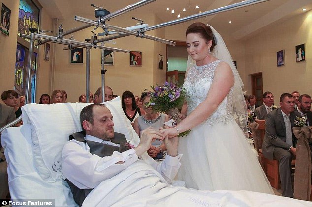 Фотография: Когда жених сломал ногу, молодожены отменили церемонию за 50 000 долларов и сыграли свадьбу в больнице №4 - BigPicture.ru