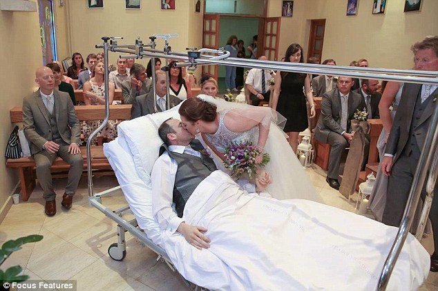 Фотография: Когда жених сломал ногу, молодожены отменили церемонию за 50 000 долларов и сыграли свадьбу в больнице №3 - BigPicture.ru