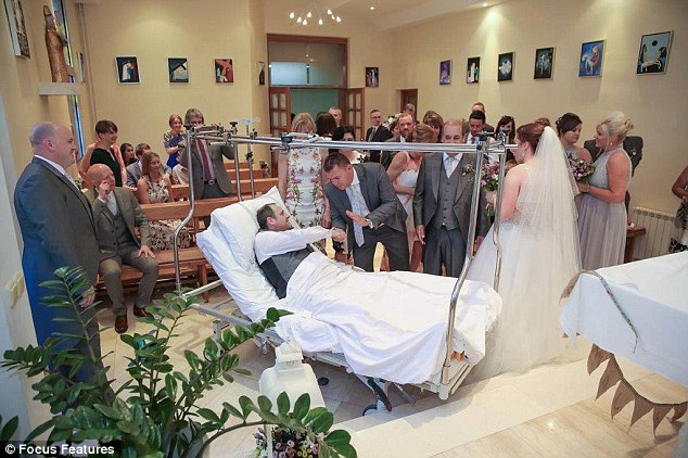 Фотография: Когда жених сломал ногу, молодожены отменили церемонию за 50 000 долларов и сыграли свадьбу в больнице №7 - BigPicture.ru