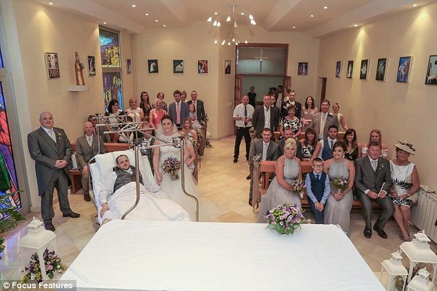 Фотография: Когда жених сломал ногу, молодожены отменили церемонию за 50 000 долларов и сыграли свадьбу в больнице №8 - BigPicture.ru