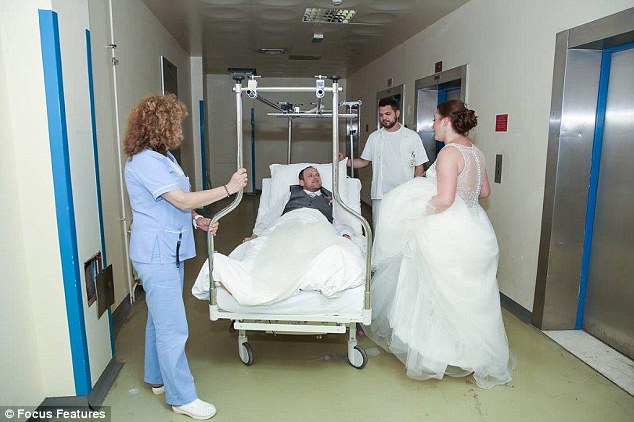 Фотография: Когда жених сломал ногу, молодожены отменили церемонию за 50 000 долларов и сыграли свадьбу в больнице №6 - BigPicture.ru