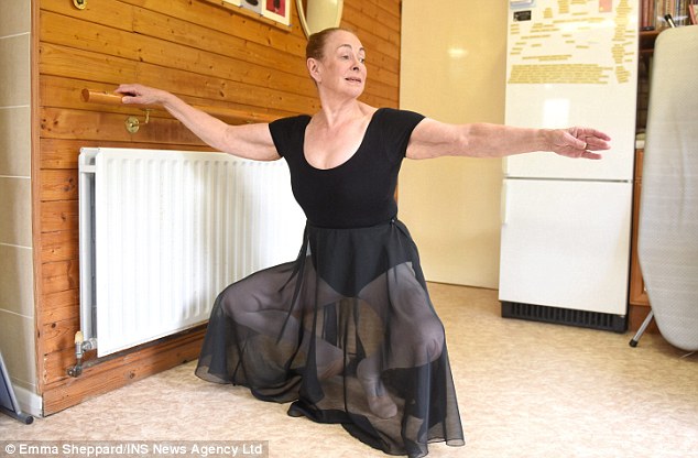 Фотография: Лебединая пенсия: бабушка из Великобритании в 71 год стала балериной №6 - BigPicture.ru