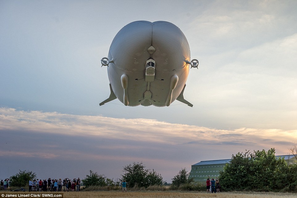 Фотография: Летающий зад: в Великобритании запустили крупнейший в мире летательный аппарат №3 - BigPicture.ru